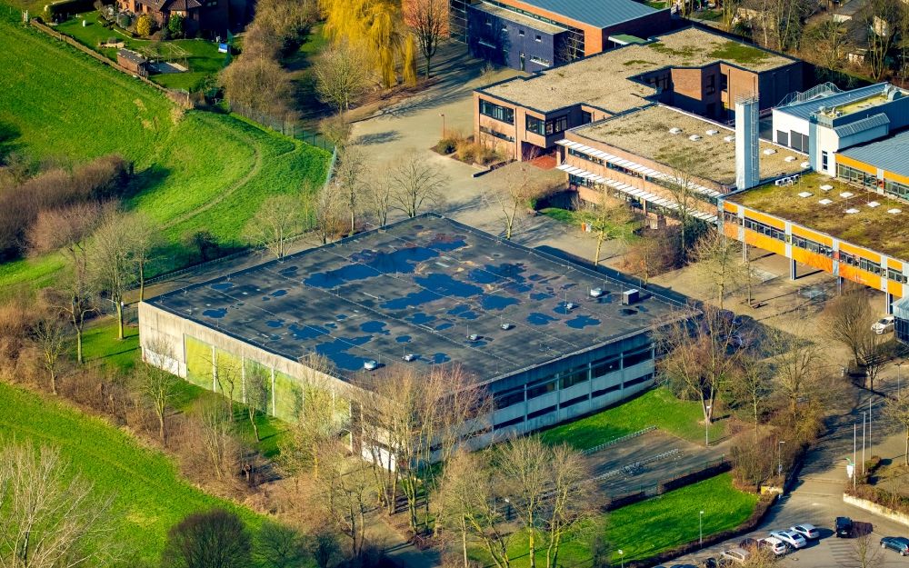 Rees von oben - Schulgelände und Gebäudekomplex des Gymnasium Aspel und der Turnhalle am Westring in Rees im Bundesland Nordrhein-Westfalen
