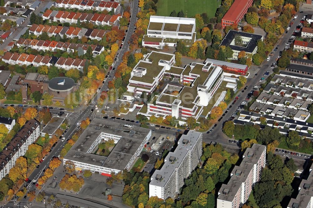 Luftaufnahme München - Schulgelände und Gebäudekomplex Gymnasium Fürstenried West und Joseph-von-Fraunhofer-Realschule in München im Bundesland Bayern