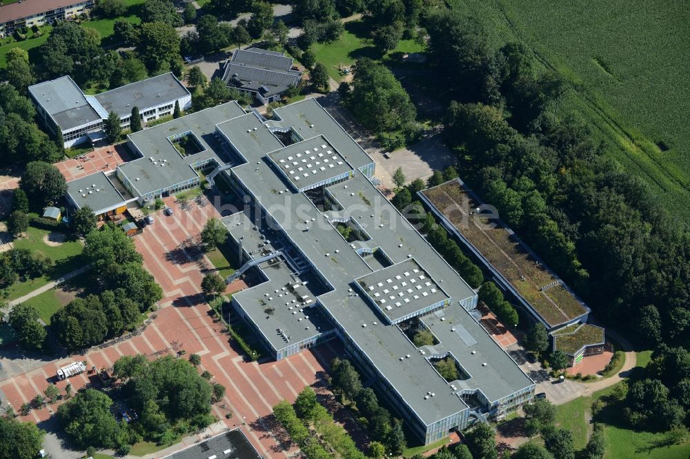 Eckernförde von oben - Schulgelände und Gebäudekomplex der Jungmannschule und Peter-Ustinov-Schule in Eckernförde im Bundesland Schleswig-Holstein