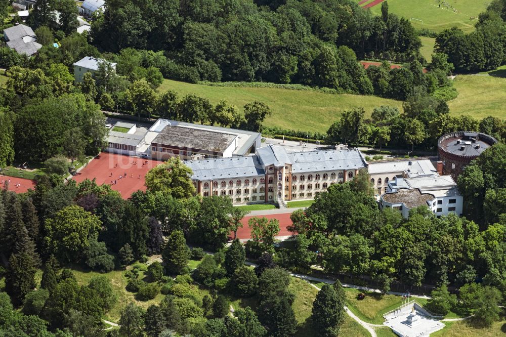 Linz von oben - Schulgelände und Gebäudekomplex des Kollegium Aloisianum in Linz in Oberösterreich, Österreich