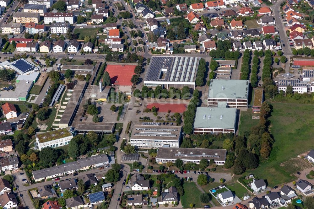 Luftaufnahme Philippsburg - Schulgelände und Gebäudekomplex der Kopernikus Gymnasium und Konrad Adenauer Realschule in Philippsburg im Bundesland Baden-Württemberg, Deutschland