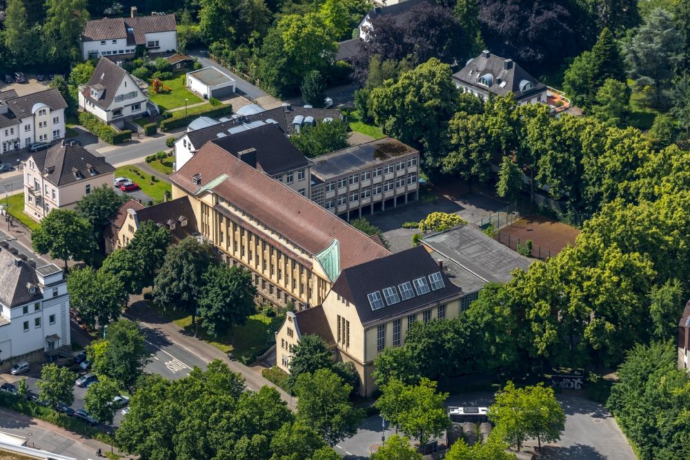 Arnsberg von oben - Schulgelände und Gebäudekomplex der Realschule in Neheim im Bundesland Nordrhein-Westfalen