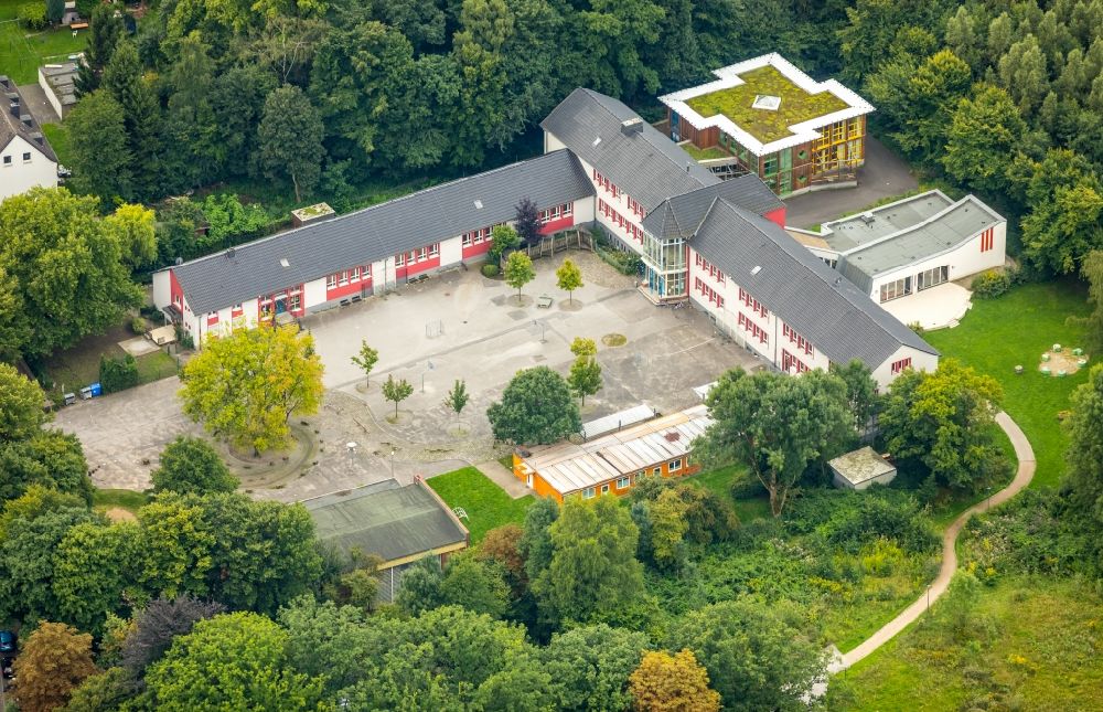 Luftaufnahme Gladbeck - Schulgelände und Gebäudekomplex der Roßheideschule und der Förderschule Roßheide in Gladbeck im Bundesland Nordrhein-Westfalen - NRW, Deutschland