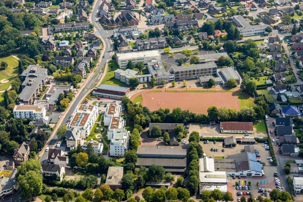 Xanten von oben - Schulgelände und Gebäudekomplex des Städtisches Stiftsgymnasium Xanten in Xanten im Bundesland Nordrhein-Westfalen, Deutschland