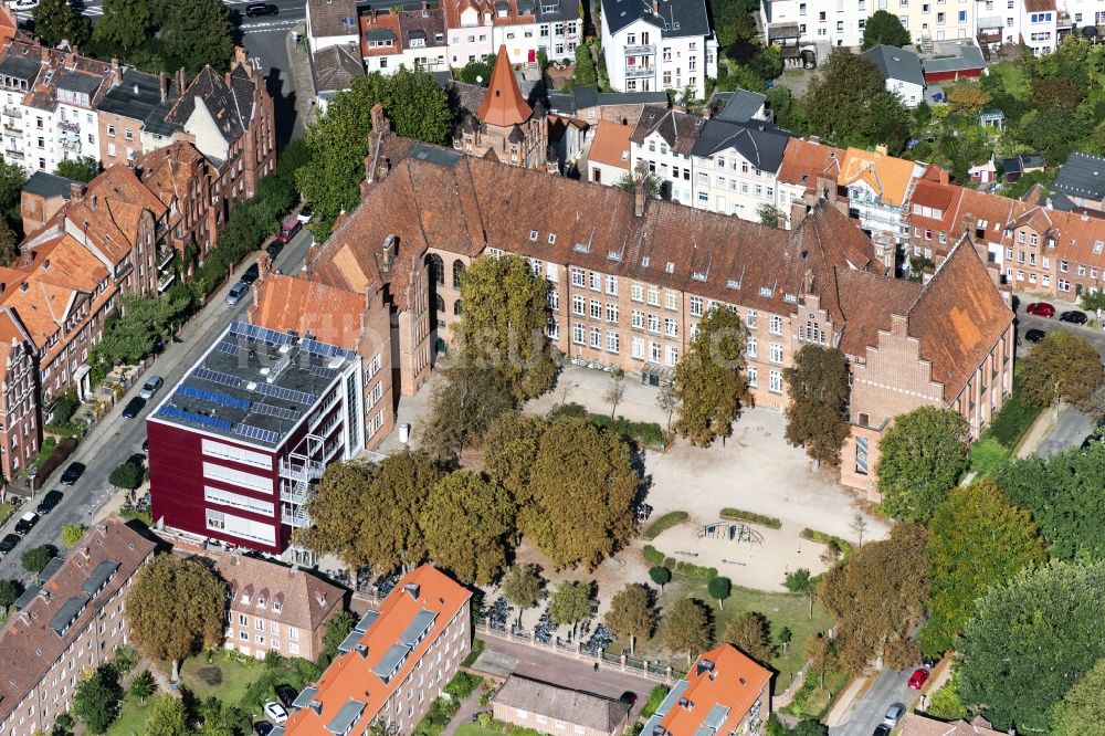 Lüneburg aus der Vogelperspektive: Schulgelände und Gebäudekomplex der Wilhelm-Raabe-Schule in Lüneburg im Bundesland Niedersachsen, Deutschland