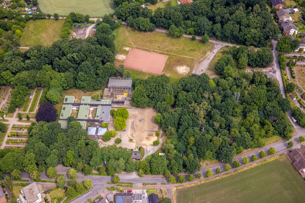Luftbild Hervest - Schulgelände mit Sportplatz Albert-Schweitzer-Schule in Hervest im Bundesland Nordrhein-Westfalen, Deutschland