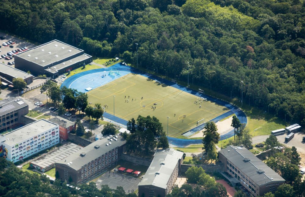 Luftaufnahme Kleinmachnow - Schulgelände mit Sportplatz der BBIS Berlin Brandenburg International School GmbH in Kleinmachnow im Bundesland Brandenburg, Deutschland