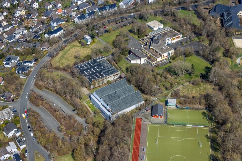Luftbild Siegen - Schulgelände mit Sportplatz Bertha-von-Suttner-Schule in Siegen im Bundesland Nordrhein-Westfalen, Deutschland