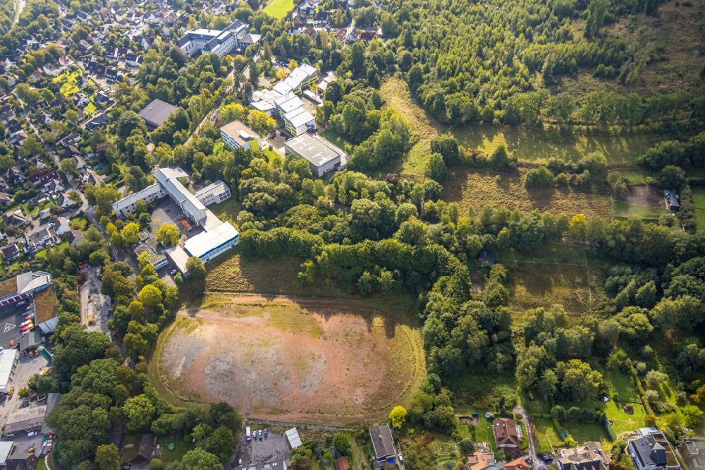 Luftbild Menden (Sauerland) - Schulgelände mit Sportplatz an der Bürgermeister-Rau-Straße - Windthorststraße - Gisbert-Kranz-Straße in Menden (Sauerland) im Bundesland Nordrhein-Westfalen, Deutschland