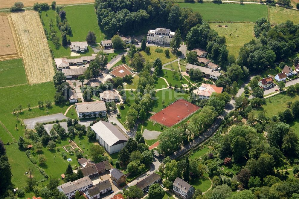 Luftaufnahme Bad Zwesten - Schulgelände mit Sportplatz der CJD Jugenddorf-Christophorusschule Oberurff in Bad Zwesten im Bundesland Hessen, Deutschland