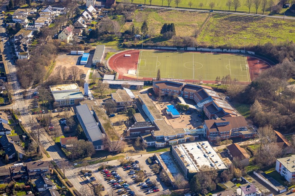 Luftaufnahme Holzwickede - Schulgelände mit Sportplatz Clara-Schumann-Gymnasium in Holzwickede im Bundesland Nordrhein-Westfalen, Deutschland