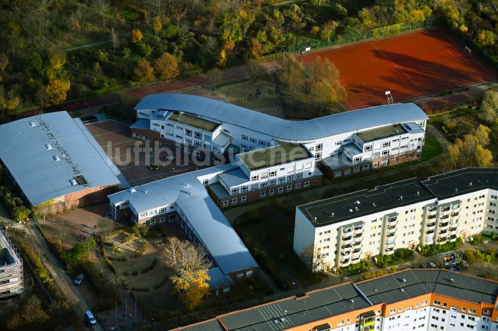 Luftbild Berlin - Schulgelände mit Sportplatz Feldmark-Schule im Ortsteil Neu-Hohenschönhausen in Berlin, Deutschland