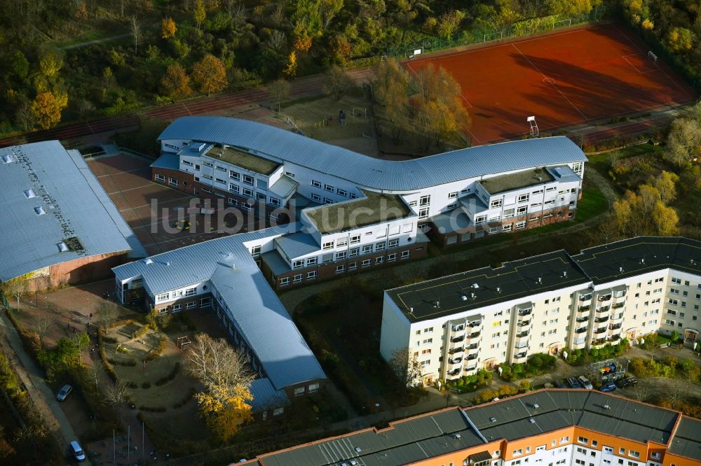 Luftaufnahme Berlin - Schulgelände mit Sportplatz Feldmark-Schule im Ortsteil Neu-Hohenschönhausen in Berlin, Deutschland