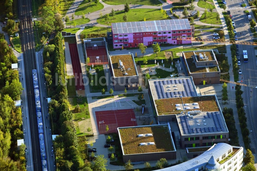 München von oben - Schulgelände mit Sportplatz Grundschule an der Baierbrunnerstrasse im Ortsteil Obersendling in München im Bundesland Bayern, Deutschland