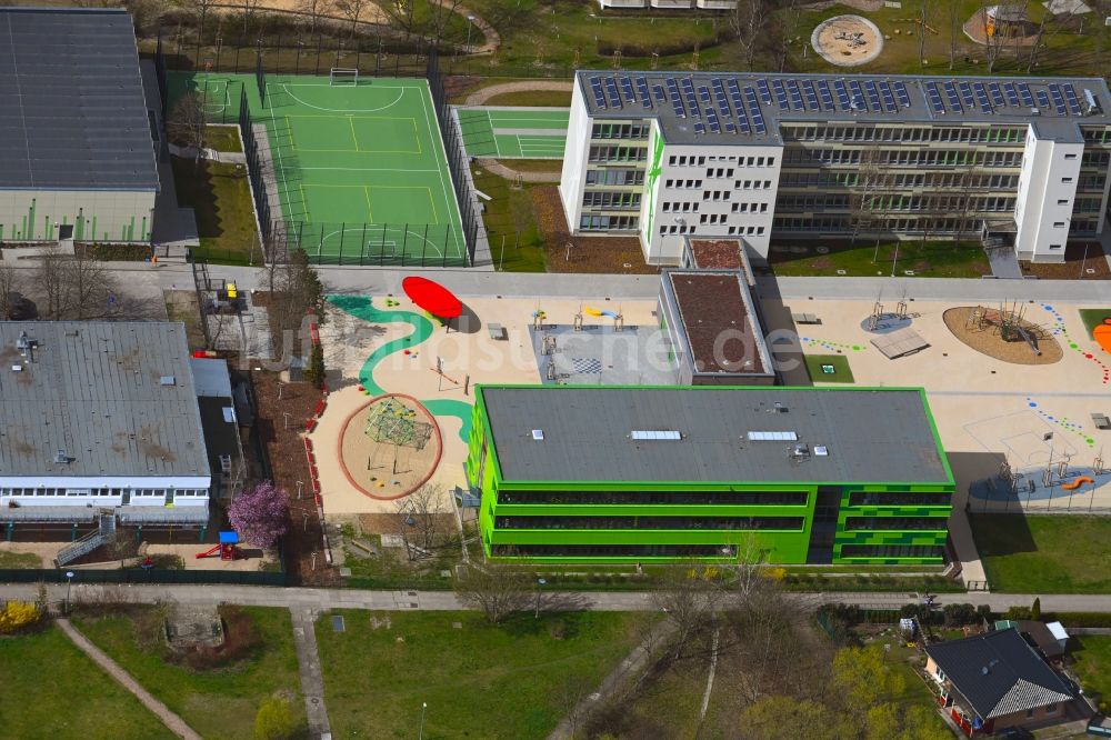 Berlin von oben - Schulgelände mit Sportplatz Grundschule am Bürgerpark im Ortsteil Marzahn in Berlin, Deutschland