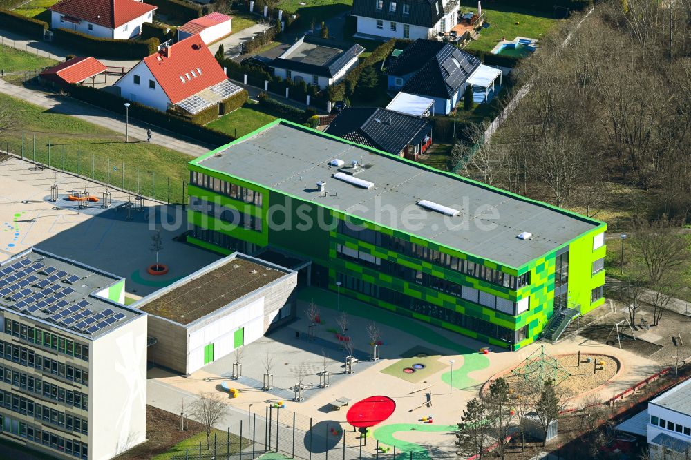 Luftbild Berlin - Schulgelände mit Sportplatz Grundschule am Bürgerpark im Ortsteil Marzahn in Berlin, Deutschland