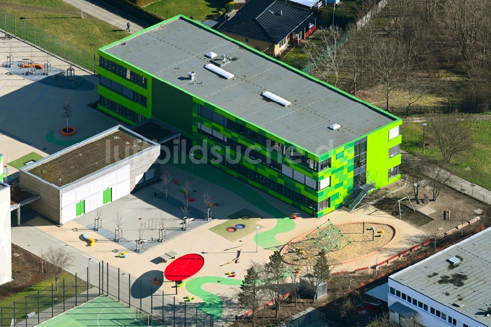 Luftaufnahme Berlin - Schulgelände mit Sportplatz Grundschule am Bürgerpark im Ortsteil Marzahn in Berlin, Deutschland