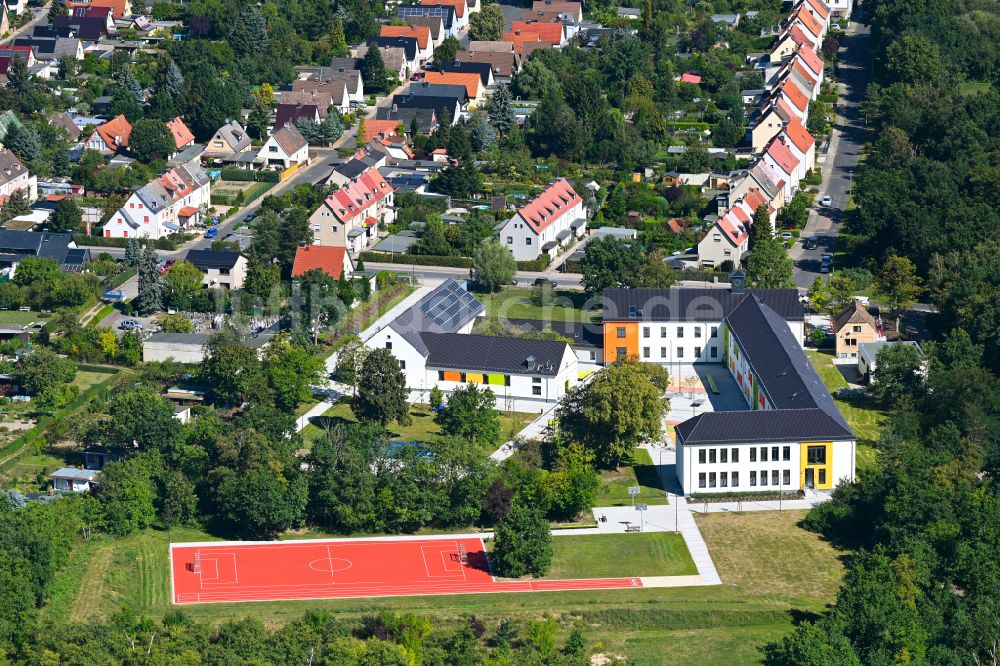 Luftaufnahme Dessau - Schulgelände mit Sportplatz Grundschule in Dessau im Bundesland Sachsen-Anhalt, Deutschland