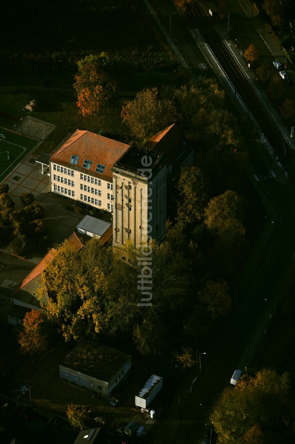 Luftaufnahme Berlin - Schulgelände mit Sportplatz \ Grundschule am Wasserturm \ im Ortsteil Heinersdorf in Berlin, Deutschland