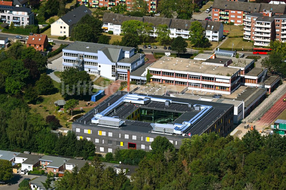 Luftaufnahme Bad Schwartau - Schulgelände mit Sportplatz des Gymnasium am Mühlenberg in Bad Schwartau im Bundesland Schleswig-Holstein, Deutschland