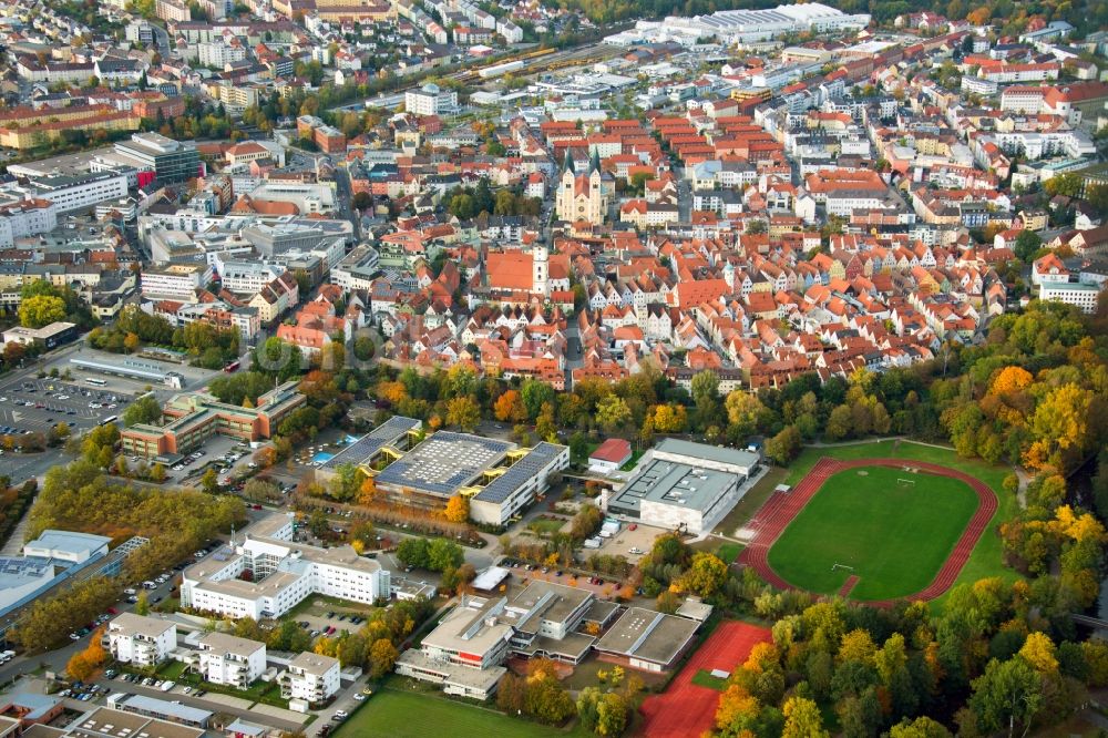 Luftaufnahme Weiden in der Oberpfalz - Schulgelände mit Sportplatz Hans-Scholl-Realschule in Weiden in der Oberpfalz im Bundesland Bayern, Deutschland