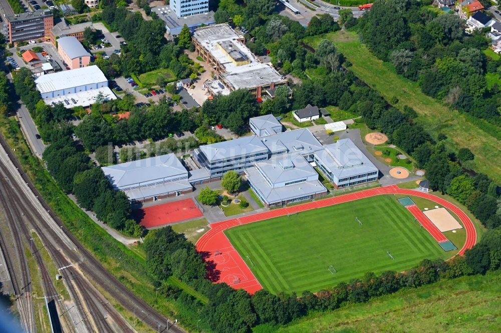 Luftaufnahme Husum - Schulgelände mit Sportplatz Hermann-Tast-Schule in Husum im Bundesland Schleswig-Holstein, Deutschland