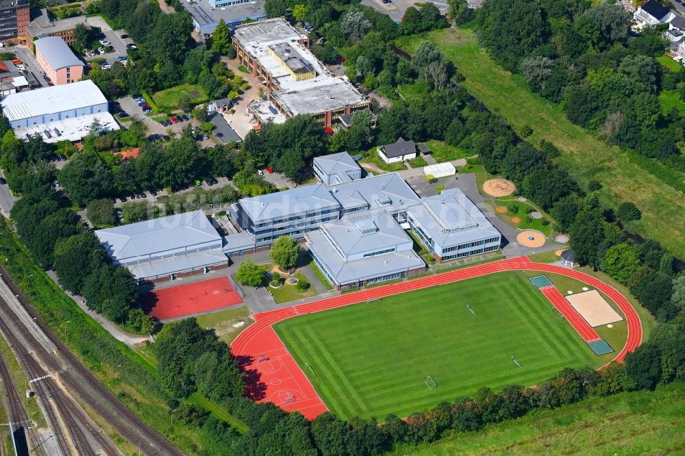 Husum von oben - Schulgelände mit Sportplatz Hermann-Tast-Schule in Husum im Bundesland Schleswig-Holstein, Deutschland