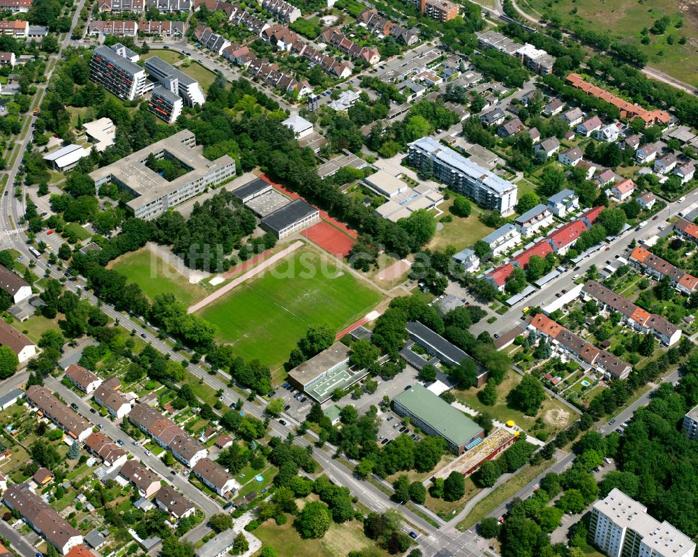 Karlsruhe von oben - Schulgelände mit Sportplatz am hiesigen Schulcampus in Karlsruhe im Bundesland Baden-Württemberg, Deutschland