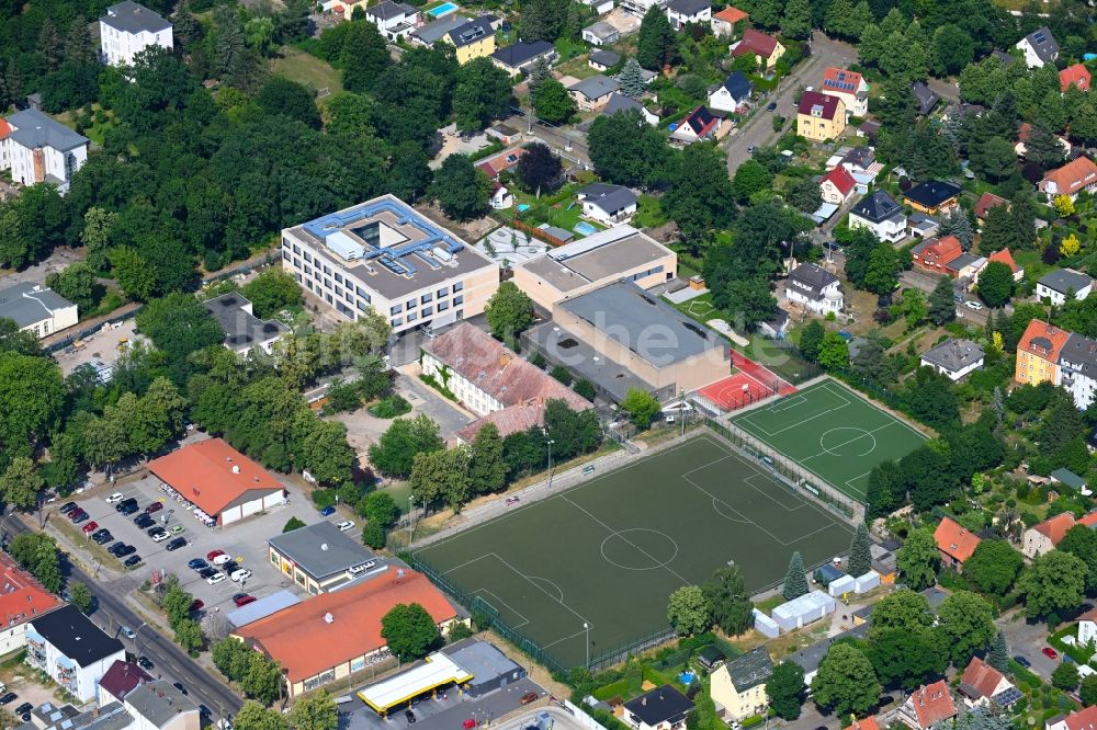 Berlin aus der Vogelperspektive: Schulgelände mit Sportplatz Jeanne-Barez-Grundschule in Berlin, Deutschland