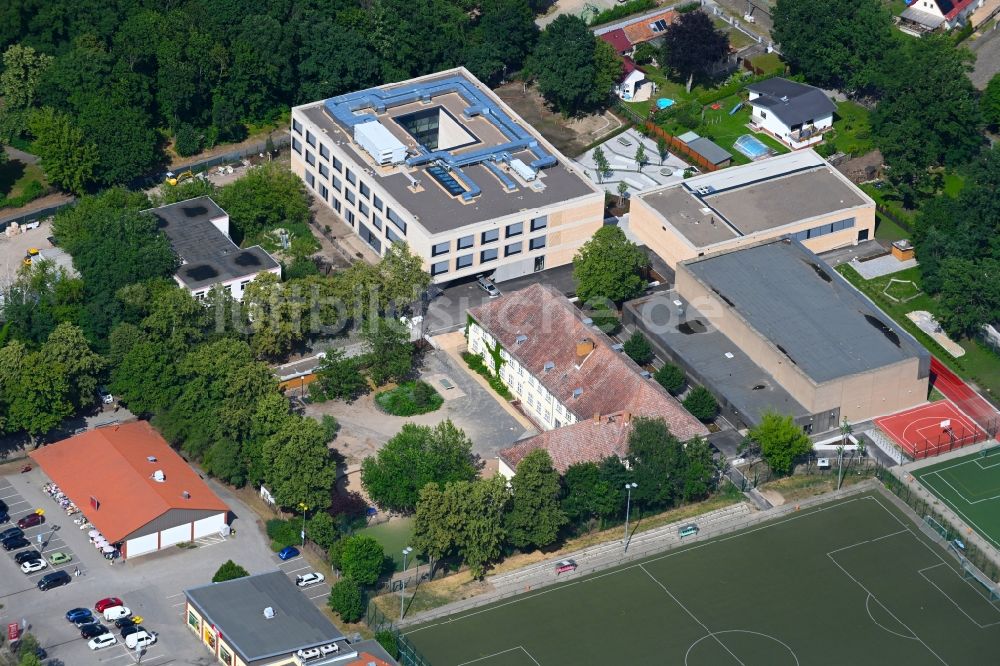 Luftbild Berlin - Schulgelände mit Sportplatz Jeanne-Barez-Grundschule in Berlin, Deutschland