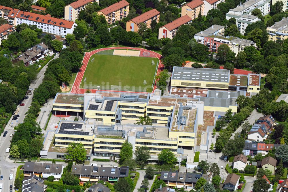 München aus der Vogelperspektive: Schulgelände mit Sportplatz in München im Bundesland Bayern, Deutschland