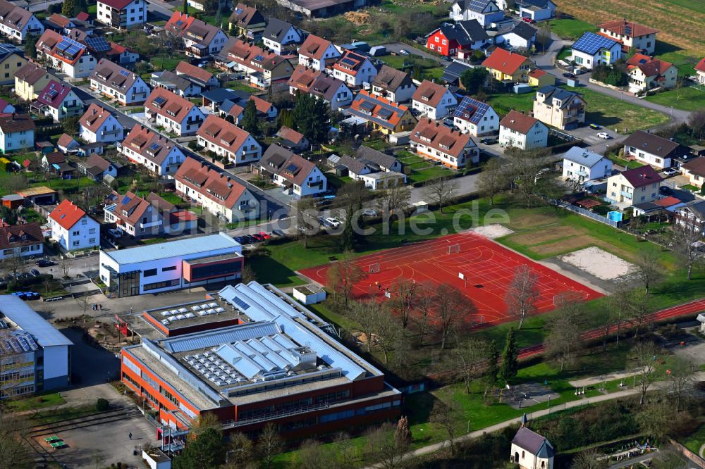 Luftaufnahme Obrigheim - Schulgelände mit Sportplatz der Realschule in Obrigheim im Bundesland Baden-Württemberg, Deutschland