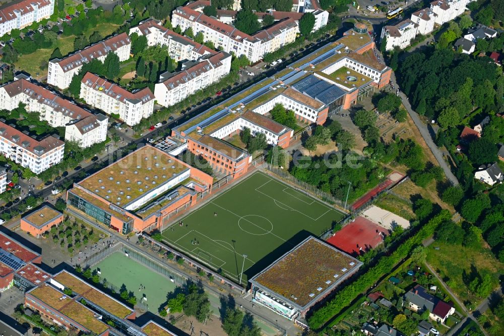 Luftbild Berlin - Schulgelände mit Sportplatz des Robert-Havemann-Gymnasium an der Achillesstraße in Berlin, Deutschland