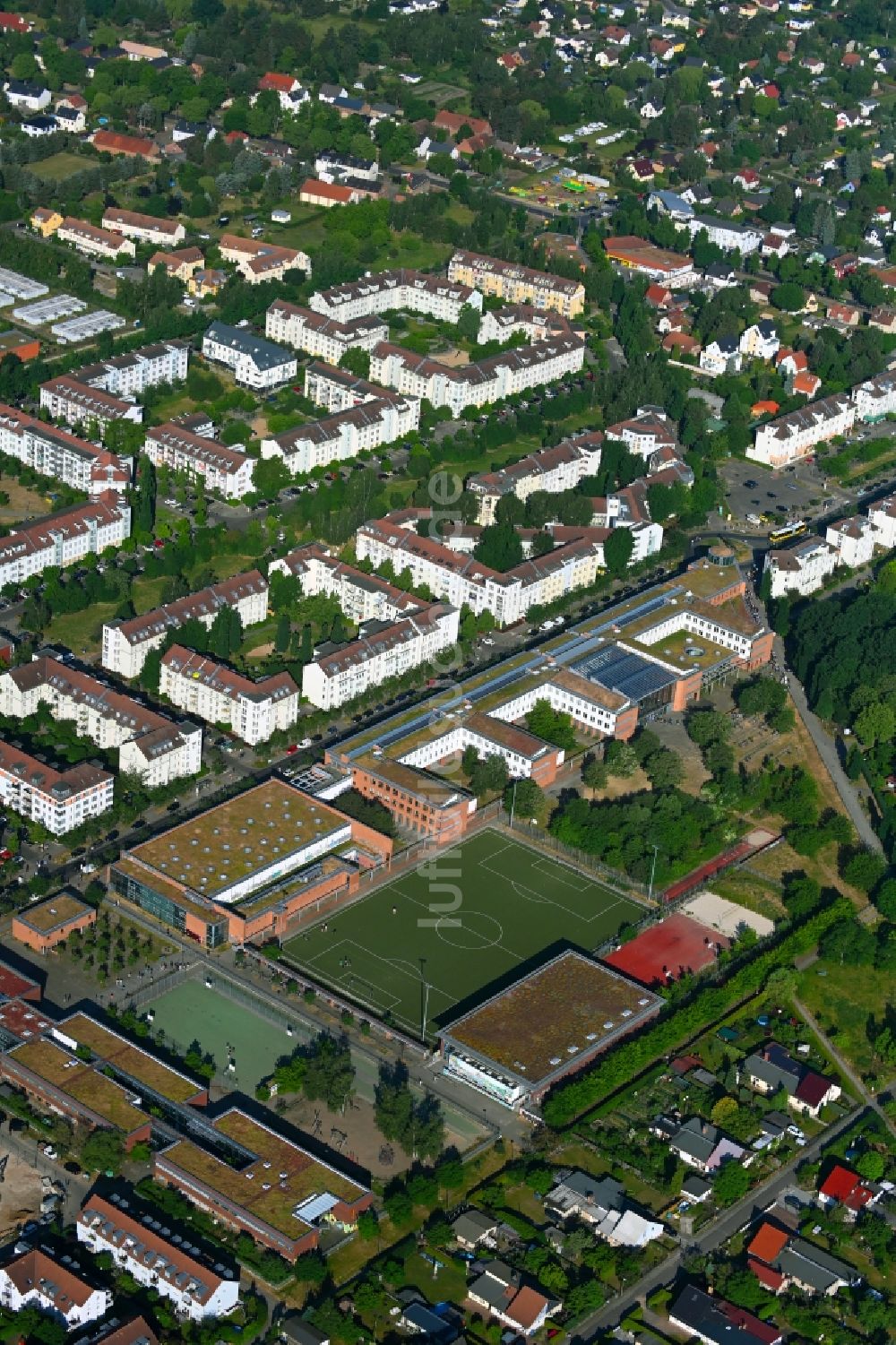Luftaufnahme Berlin - Schulgelände mit Sportplatz des Robert-Havemann-Gymnasium an der Achillesstraße in Berlin, Deutschland