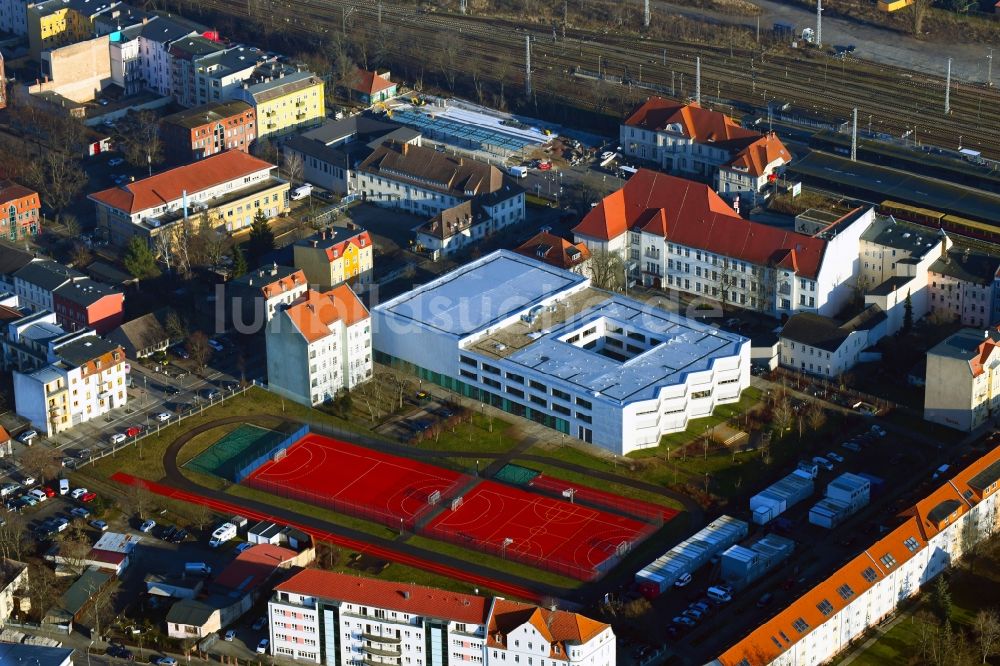 Luftbild Oranienburg - Schulgelände mit Sportplatz F. F. Runge Gymnasium in Oranienburg im Bundesland Brandenburg, Deutschland