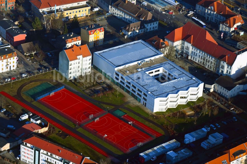 Oranienburg aus der Vogelperspektive: Schulgelände mit Sportplatz F. F. Runge Gymnasium in Oranienburg im Bundesland Brandenburg, Deutschland