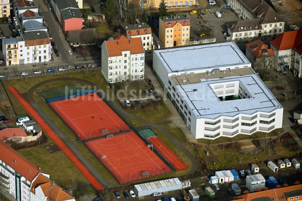 Oranienburg von oben - Schulgelände mit Sportplatz F. F. Runge Gymnasium in Oranienburg im Bundesland Brandenburg, Deutschland