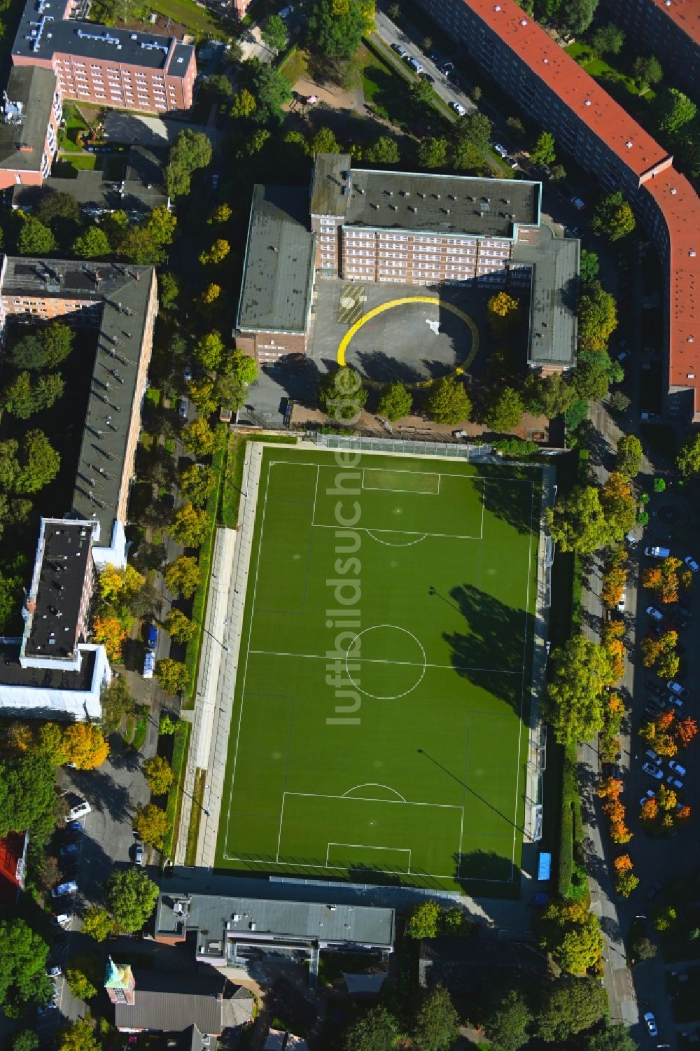 Luftaufnahme Hamburg - Schulgelände mit Sportplatz der Schule auf der Veddel im Wohngebiet am Slomanstieg im Ortsteil Veddel in Hamburg, Deutschland