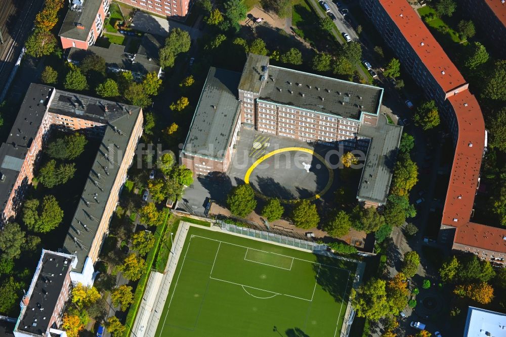 Hamburg von oben - Schulgelände mit Sportplatz der Schule auf der Veddel im Wohngebiet am Slomanstieg im Ortsteil Veddel in Hamburg, Deutschland