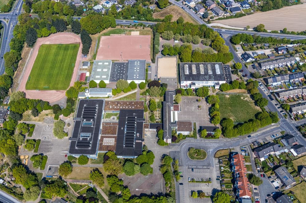 Wesel von oben - Schulgelände mit Sportplatz des Schulzentrum Nord 2 an der Ackerstraße in Wesel im Bundesland Nordrhein-Westfalen, Deutschland