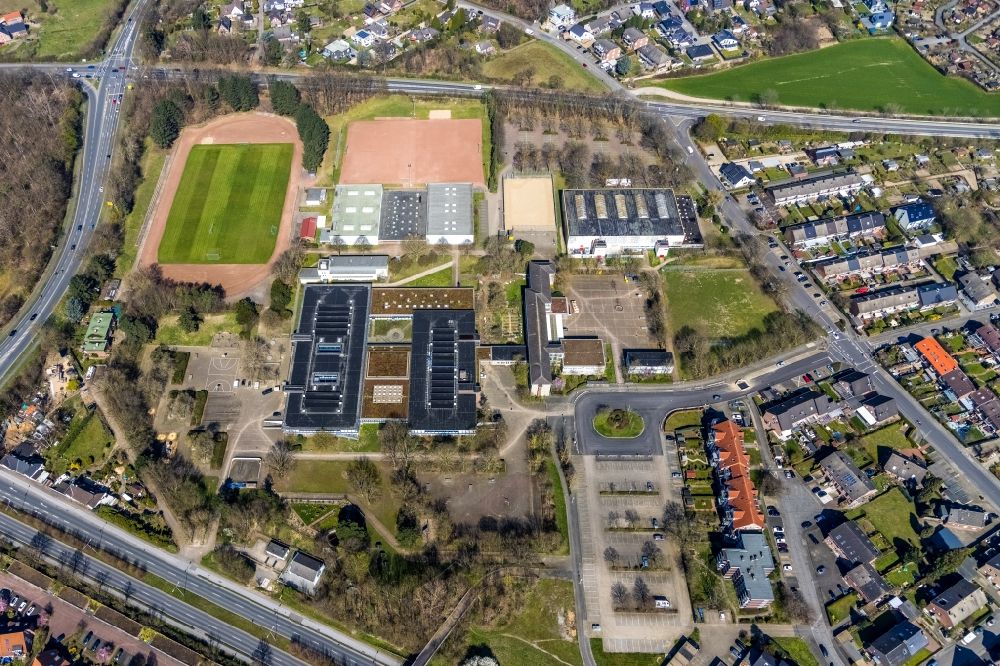 Luftaufnahme Wesel - Schulgelände mit Sportplatz des Schulzentrum Nord 2 an der Ackerstraße in Wesel im Bundesland Nordrhein-Westfalen, Deutschland
