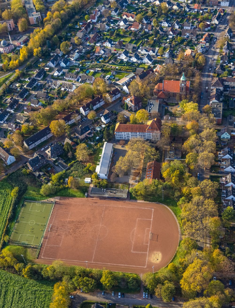 Gelsenkirchen von oben - Schulgelände mit Sportplatz Sekundarschule Hassel in Gelsenkirchen im Bundesland Nordrhein-Westfalen, Deutschland