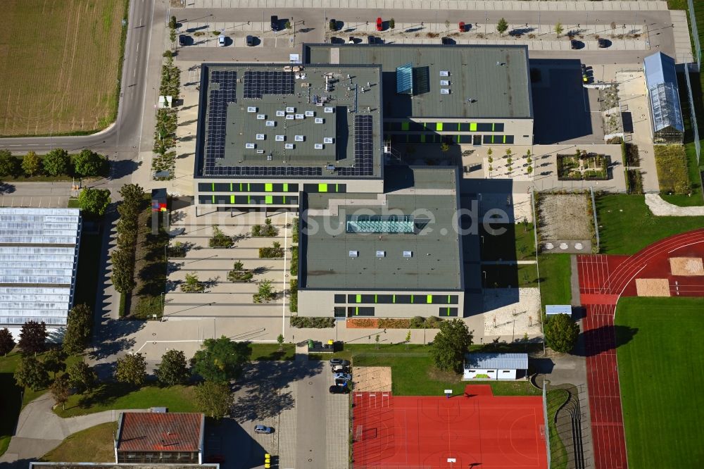Neusäß von oben - Schulgelände mit Sportplatz der Staatliche Realschule in Neusäß im Bundesland Bayern, Deutschland
