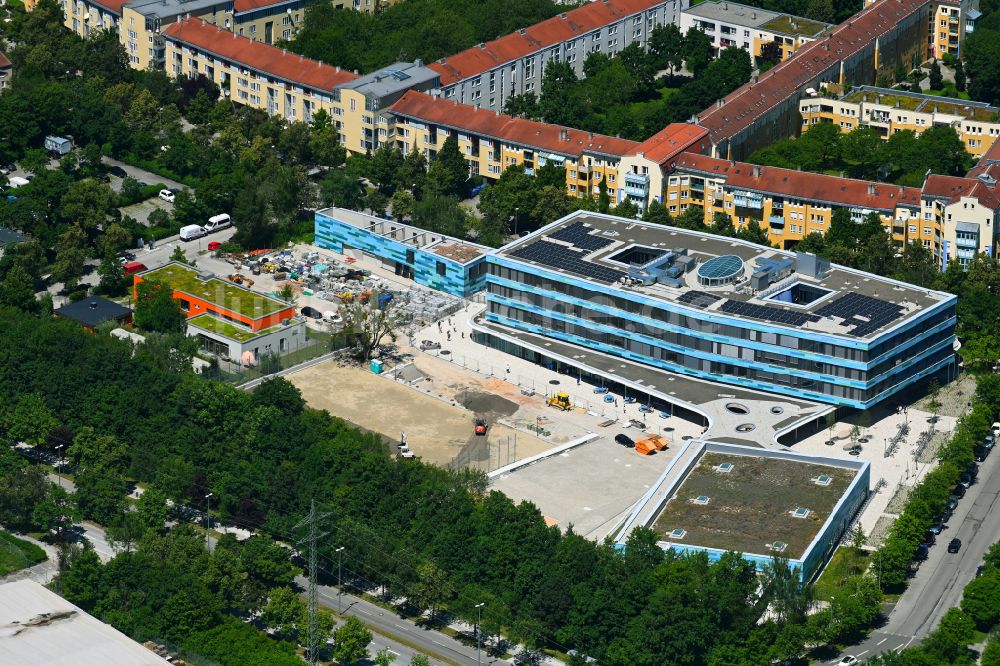 Luftaufnahme München - Schulgelände mit Sportplatz Städt. Willy-Brandt- Gesamtschule in München im Bundesland Bayern, Deutschland