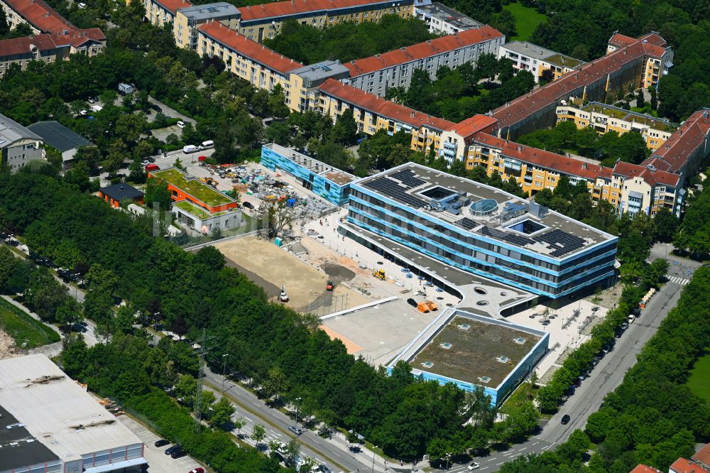 München von oben - Schulgelände mit Sportplatz Städt. Willy-Brandt- Gesamtschule in München im Bundesland Bayern, Deutschland