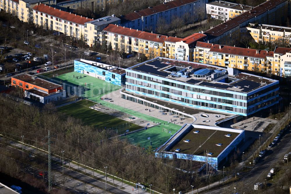 München aus der Vogelperspektive: Schulgelände mit Sportplatz Städt. Willy-Brandt- Gesamtschule in München im Bundesland Bayern, Deutschland
