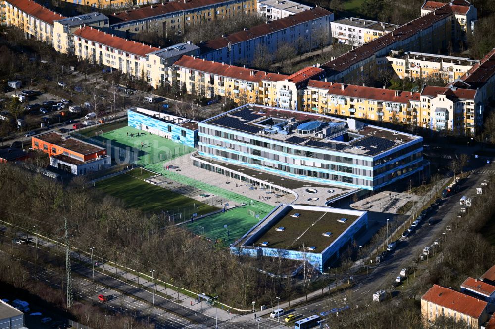 Luftbild München - Schulgelände mit Sportplatz Städt. Willy-Brandt- Gesamtschule in München im Bundesland Bayern, Deutschland