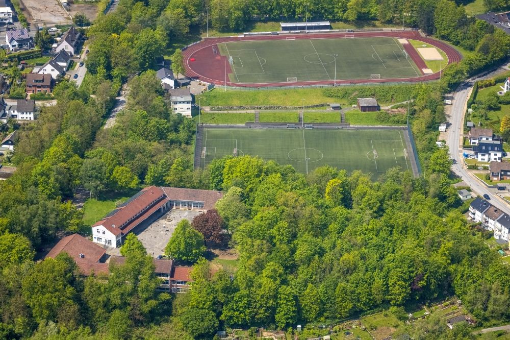 Luftaufnahme Heiligenhaus - Schulgelände mit Sportplatz Städtische Katholische Grundschule St. Suitbertus Am Sportfeld in Heiligenhaus im Bundesland Nordrhein-Westfalen, Deutschland