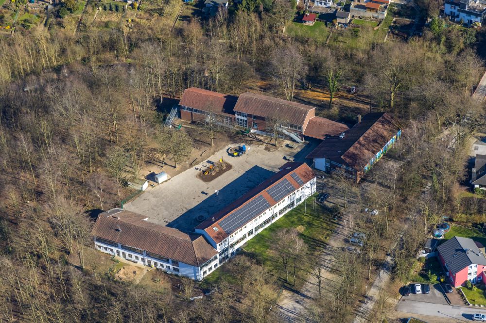Luftbild Heiligenhaus - Schulgelände mit Sportplatz Städtische Katholische Grundschule St. Suitbertus Am Sportfeld in Heiligenhaus im Bundesland Nordrhein-Westfalen, Deutschland