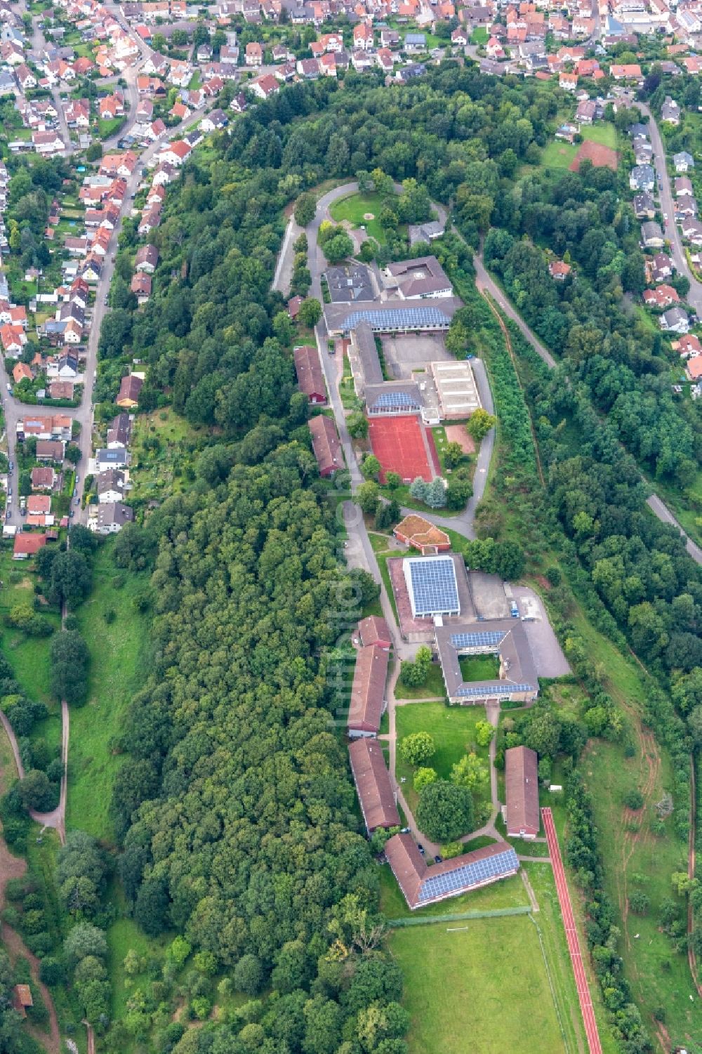 Annweiler am Trifels von oben - Schulgelände mit Sportplatz des Trifels-Gymnasiums in Annweiler am Trifels im Bundesland Rheinland-Pfalz, Deutschland